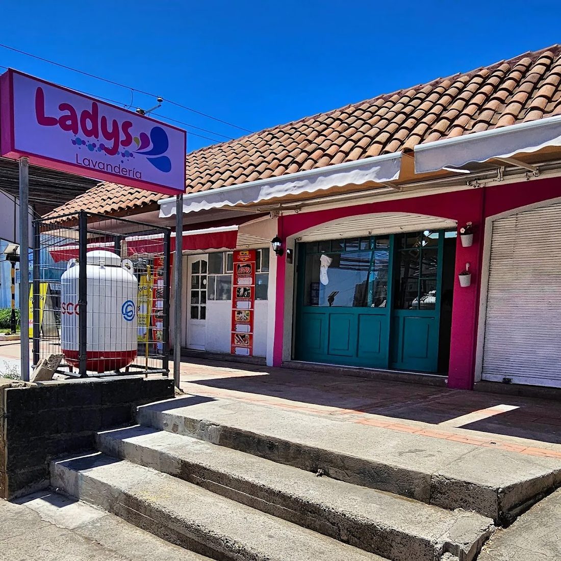 Frente del local de Ladys Lavandería en Concón