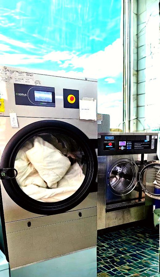 Máquina industrial de lavado en el taller de Ladys Lavandería